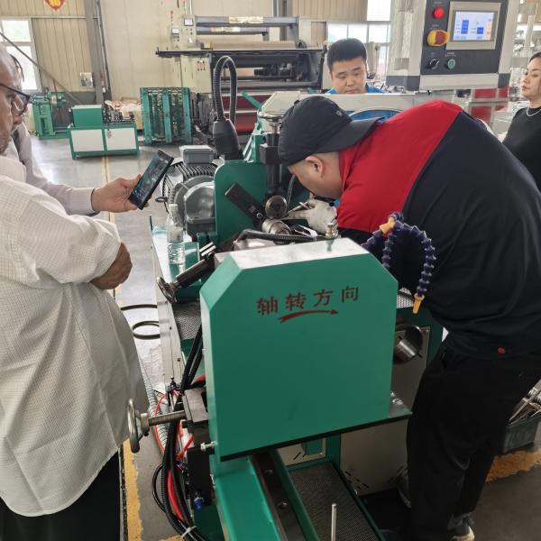 Máquina formadora de fuelle metálico de acero inoxidable con sistema de control PLC para producción precisa y rápida