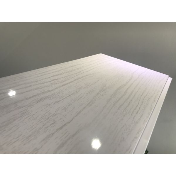 panneaux en bois plats de PVC du poids 2.5kg à haute brillance pour le plafond d'appartement