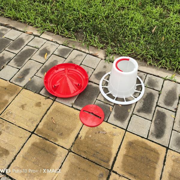 Alimentação moderna de aves de capoeira de plástico grosso resistente capacidade durável 2,5L