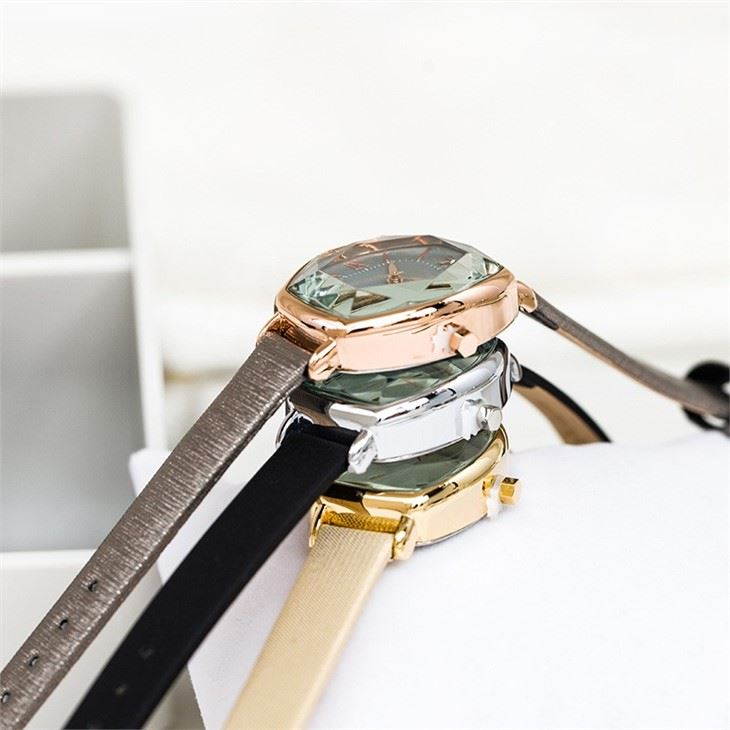 Female 2035 Alloy Quartz Wrist Watch Leather Strap Silver Women