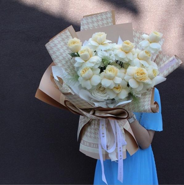 La nueva popular serie de lujo ligero de materiales de embalaje de flores de papel Hera, papel de envoltura de roses regalo y suministros de floristería