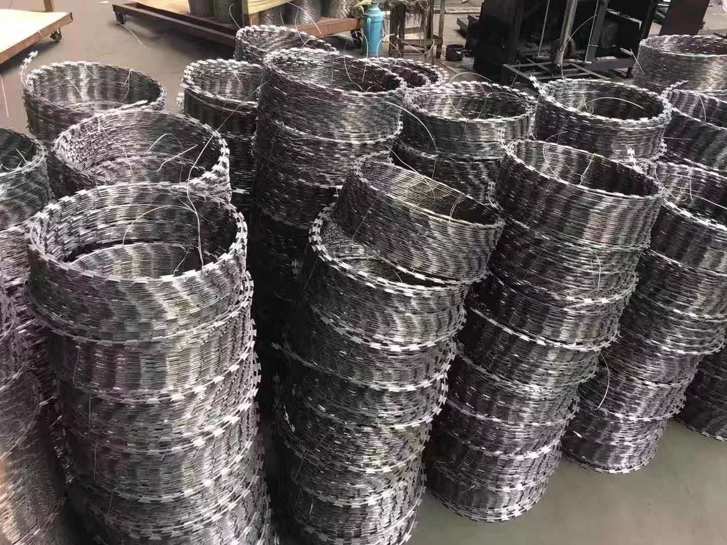 Провод небольшой бритвы концертины петли колючий стальной с зажимами одиночными & перекрестным типом бритвы (BTO-22)