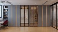 Um guarda-roupa modular de aço inoxidável cinza-azul com acentos amarelos e elegância sutil