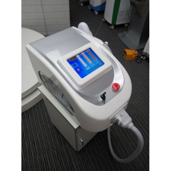2017 hot sellling Newest portable 808nm diode laser hair removal machine laser hair removal for whole body