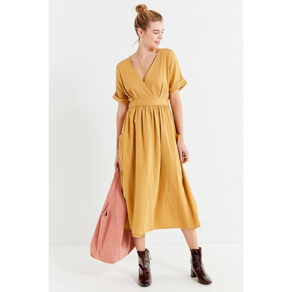 Robe de toile de femme de décolleté en V d'enveloppe du plus défunt or maxi longue avec des poches