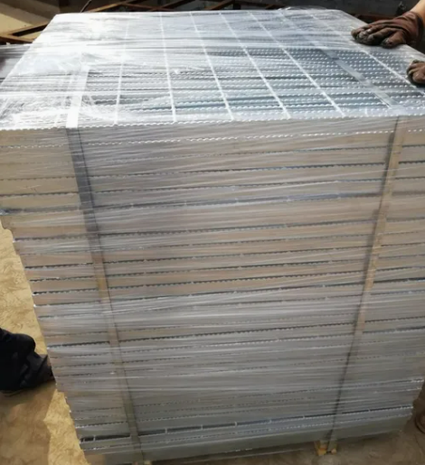 Serrated Galvanized Steel Grating with 25x5 mm Bearing Bar for Durable Walkways and Platforms