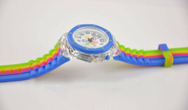 A faixa da cor do arco-íris caçoa o relógio impermeável, diodo emissor de luz de quartzo do silicone ilumina acima o relógio