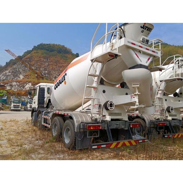 HOWO Hydraulic 10cbm Cement Mixer Truck For Large Concrete Construction