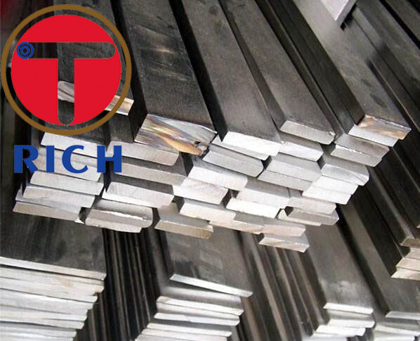 La barra plana de acero de laminado en caliente cerca el edificio de acero Roces de la construcción del corte