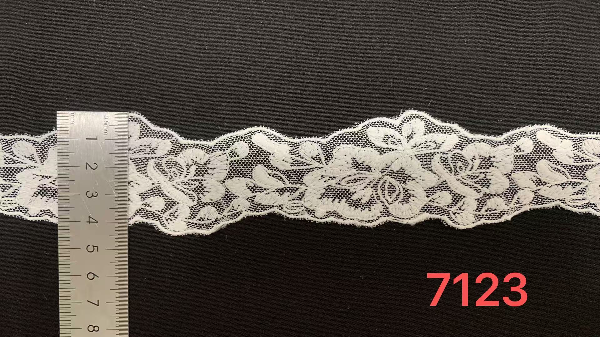 4cm Width Milk Yarn Lace Trim with Continuous Floral Pattern and Wavy Edge for Garment Trimming