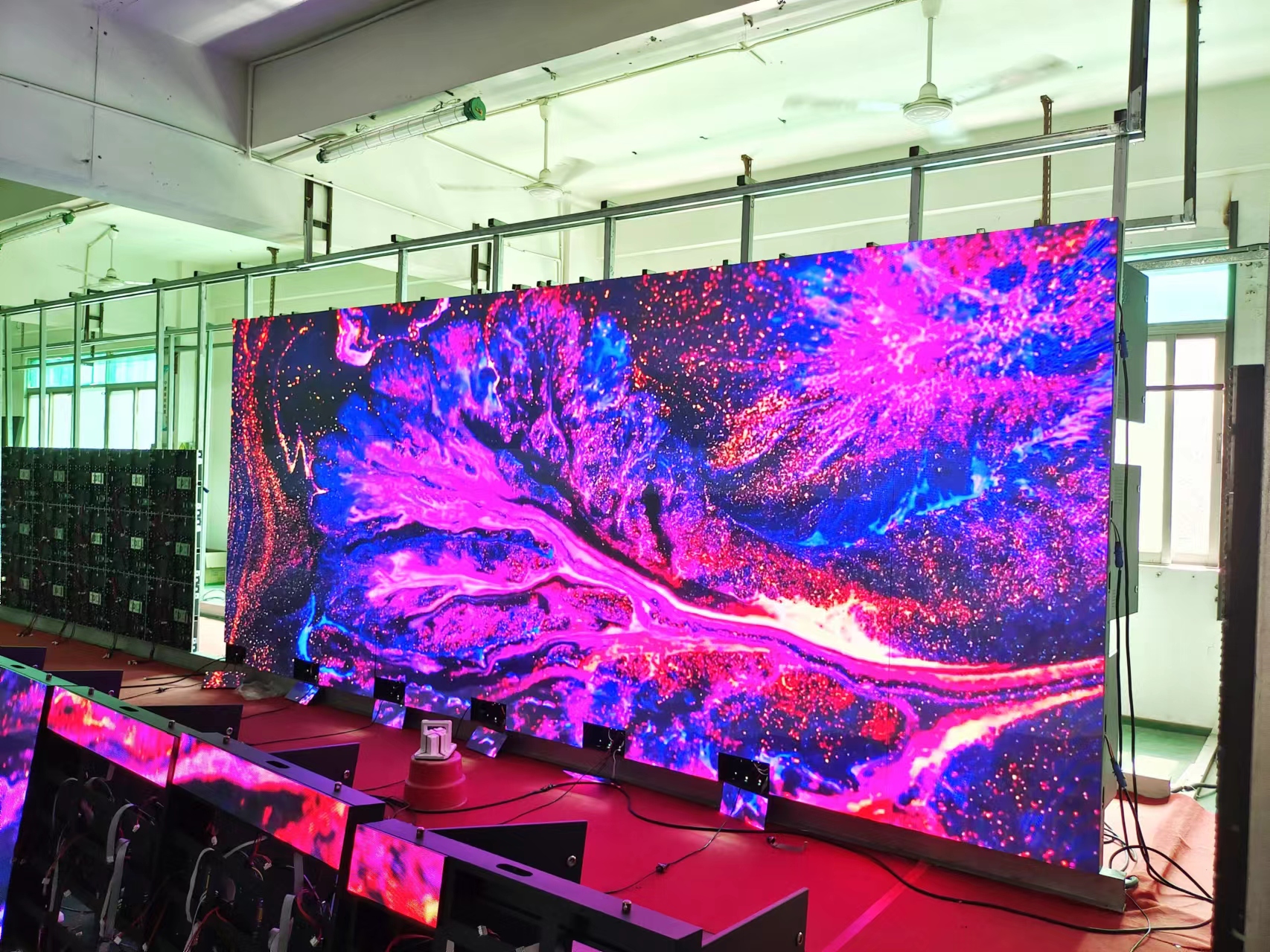 Высокая стена приведенная панели ТВ дисплея 4K определения DC4.2V P2 крытая видео-