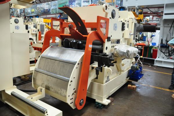 Straightener servo do alimentador da bobina do Nc 7000kg 0.49Mpa 2.2kw
