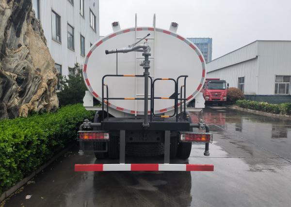 Sinotruk Howo Sprinkler Water Tank Truck 10-25CBM 6 X 4 Euro 2