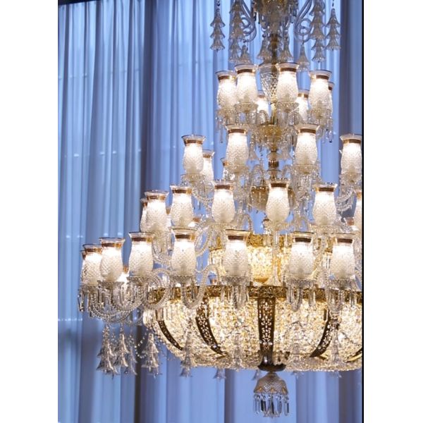 Большой современный хрустальный люстрарий с высоким потолком