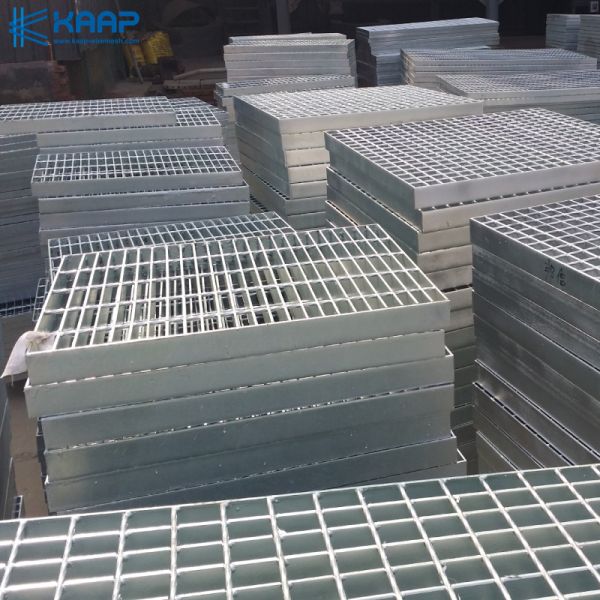 Вода дорожки подъездной дороги стекая горячую окунутую гальванизированную решетку