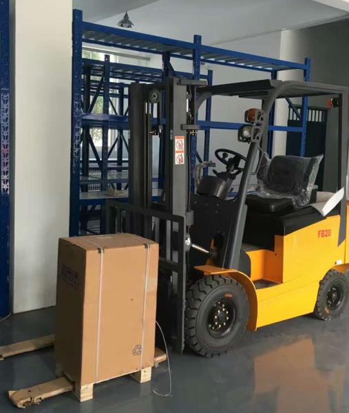 O tipo caminhão de empilhadeira bonde 2000kg da C.A./C.C. com completamente livra o peso de levantamento do serviço 3280kg