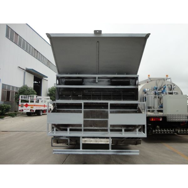 Howo 10 Wheelr 7-10 Cbm Road Maintenance Truck , Liquid Asphalt Delivery Truck