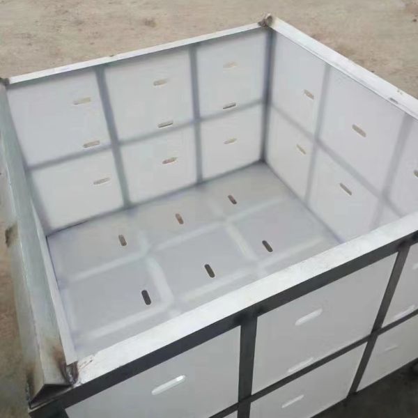 Белая коробка с валовыми ящиками из ПП