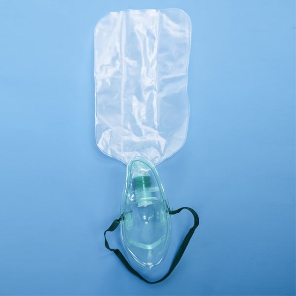 Взрослая носовая каннула с маской в больничной палате лечения