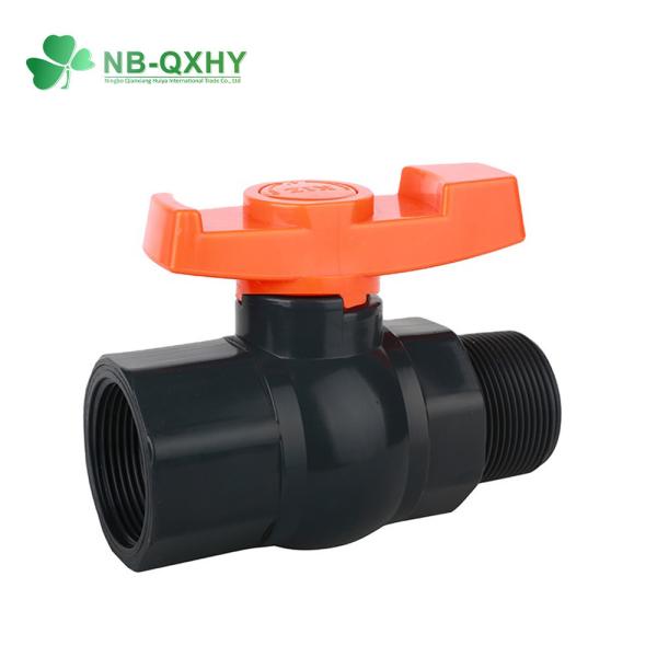 Equipamento de plástico válvula de esfera de PVC com proteção UV e conexão masculina-feminina no material