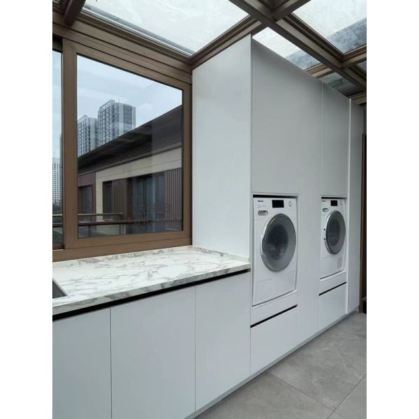 Современный металлический шкаф для прачечной со стильной светло-серой отделкой