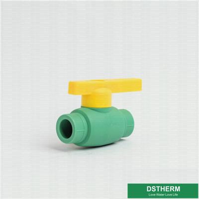 Válvula de bola plástica de superfície lisa do punho da cor verde com fluxo alto da bola de bronze