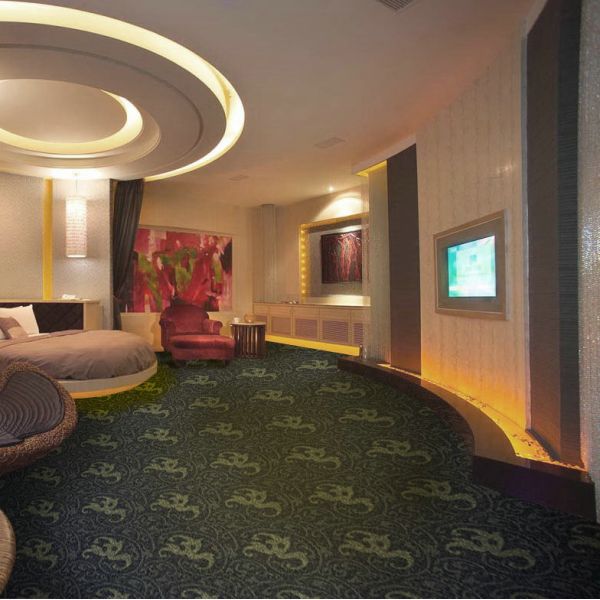 Сделанный по образцу ковер кроет плотный ковер черепицей 100% полипропилена для ресторана