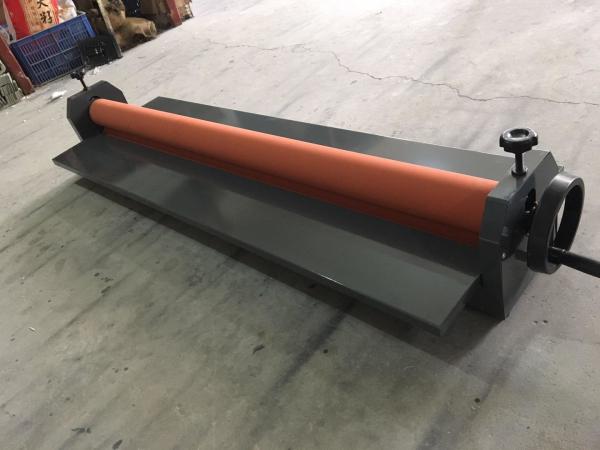 Máquina de laminação manual de filme a frio de 1300 mm com laminador de rolos de borracha a frio