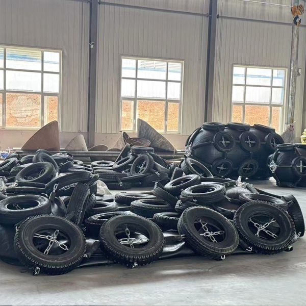 2.0m Pneumatic Rubber Fender Extreme Durability Low Maintenance Oil Resistant Surface