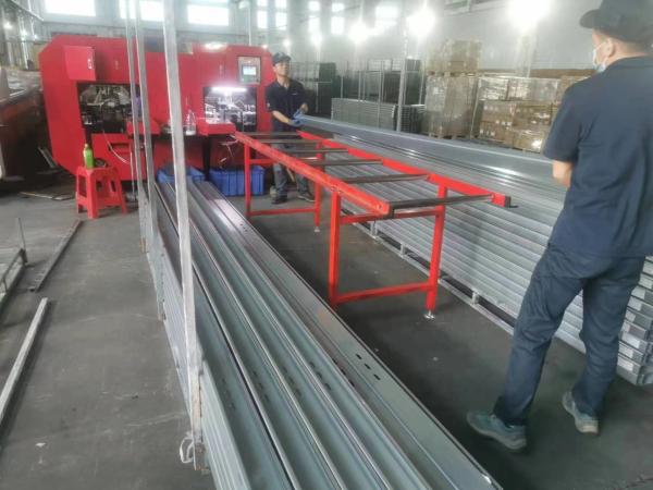 耐久性のある金属 太陽光発電のパンシングマシン 高効率