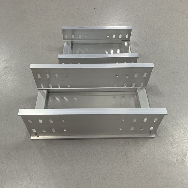 Medium Duty Load Aluminum Cable Tray with Wall Mounted / Floor Mounted Installation 1.0mm-3.0mm Thickness