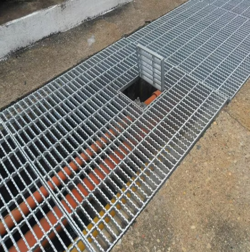 Hot-Dip Galvanized Steel Grating with Serrated Surface and Customizable Sizes for Drain Cover and Walkway Platforms