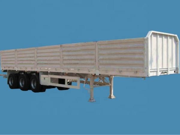 Semi-reboque de parede lateral para transporte de carga seca ou areia