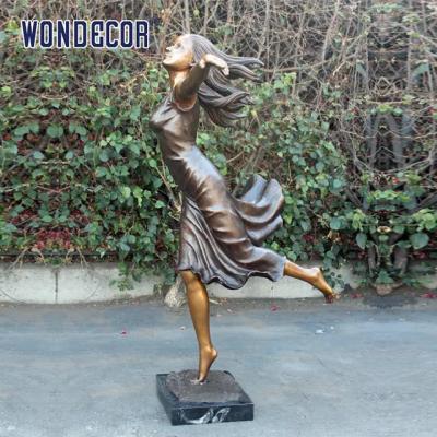 Decoração personalizada do jardim, estátua de bronze do vida-tamanho de uma mulher que corre para a frente