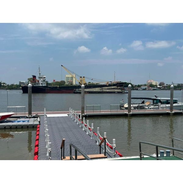 Des cubes de ponton flottants en plastique modulaire et respectueux de l'environnement avec épingles et écrous inclus