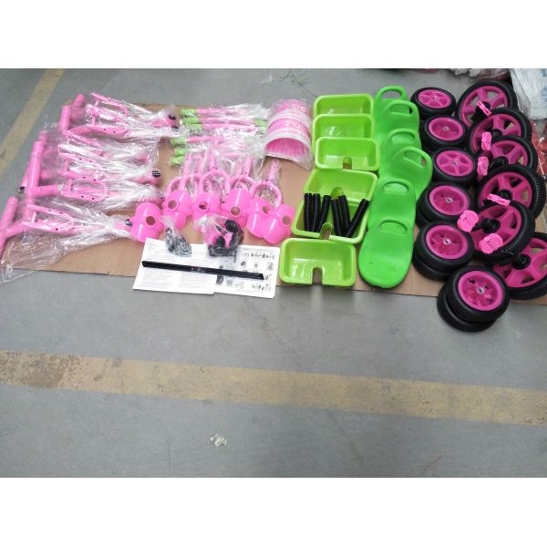 Ребенок настраивает трехколесный велосипед с стальной рамой и треугольным тормозом