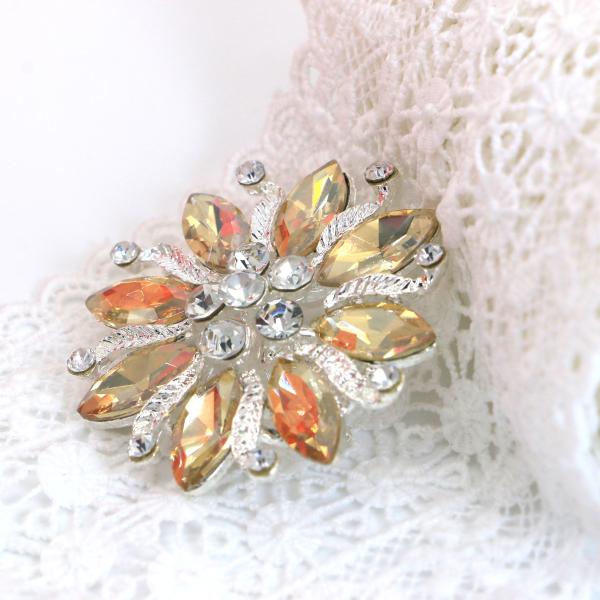 Hollowed Out round brooch pin Flora Ornament Shape For Women OEM ODM
