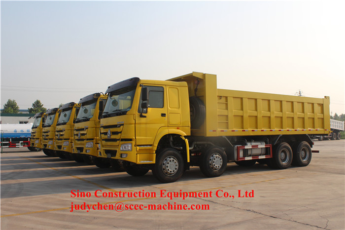 Реклама самосвала прицепа для трактора сверхмощная перевозит передний подниматься на грузовиках 30м3