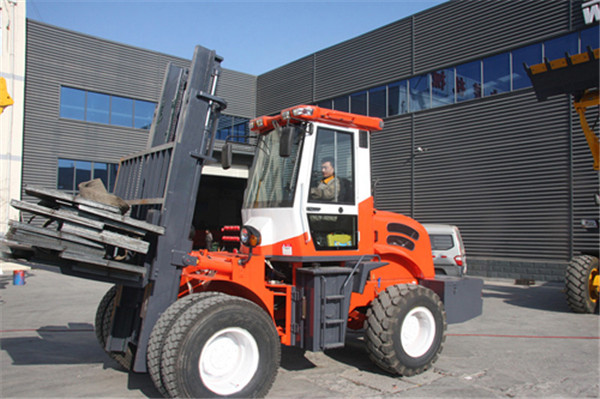 С тележки вилки 5500кг паллета грузоподъемника дороги дизельной использующей энергию 4ВД с КЭ