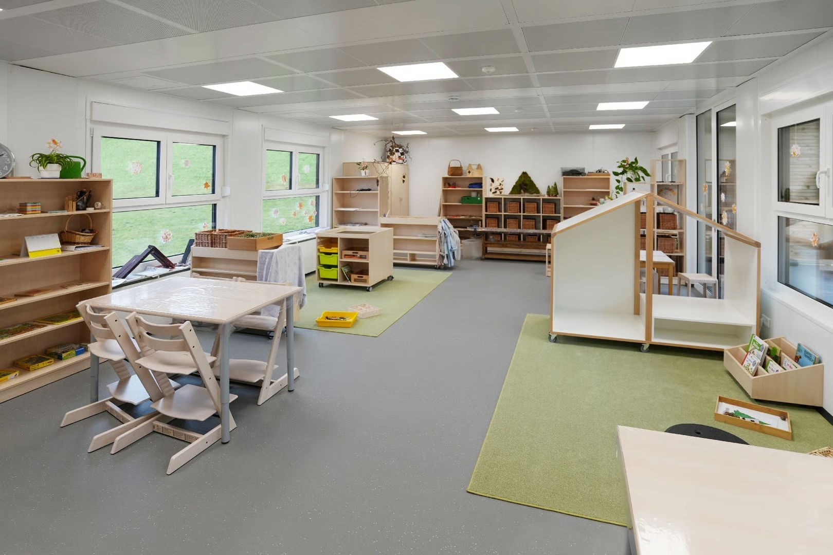 Prefabricated Container Office House with Modern Interior Design for Corporate and Industrial Business Applications