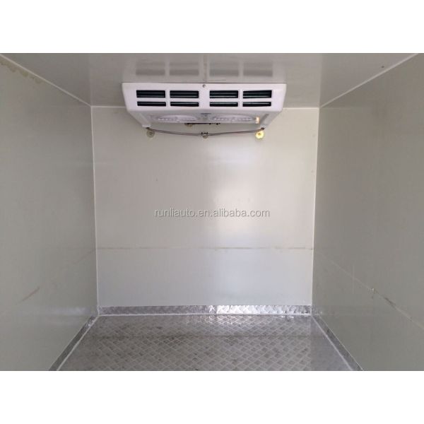 SINOTRUK 4x2 LHD Or RHD small freezer truck Refrigerator Mini Truck 95km/h