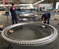 Le joint en caoutchouc 42CrMo4V de rangée triple a embrayé Ring And Stacker Bearing Factory de pivotement