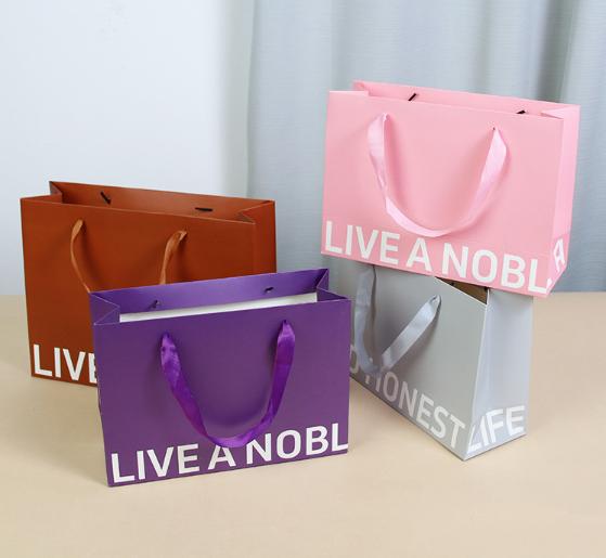 Bolsas de regalo Kraft blancas impresas a medida con espesor reforzado