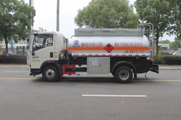 2024 New 4 4 * 2 LHD Fuel Bowser Tank Truck  4000 Liters 5000 Liters 6000 Liters Fuel Dispenser Truck With Fuel Dispenser Price