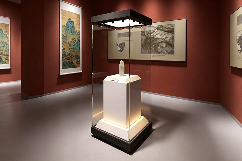 Illuminated Tiered Luminous Inner Plinth Museum Display Showcase with 4-Side Anti-Glare Glass for 360-Degree Viewing