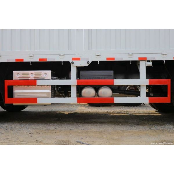 Hot 6X2 7.8m Fence Truck Sinotruk HOWO T5G Heavy Truck 270HP with Cargo Tank Dimension