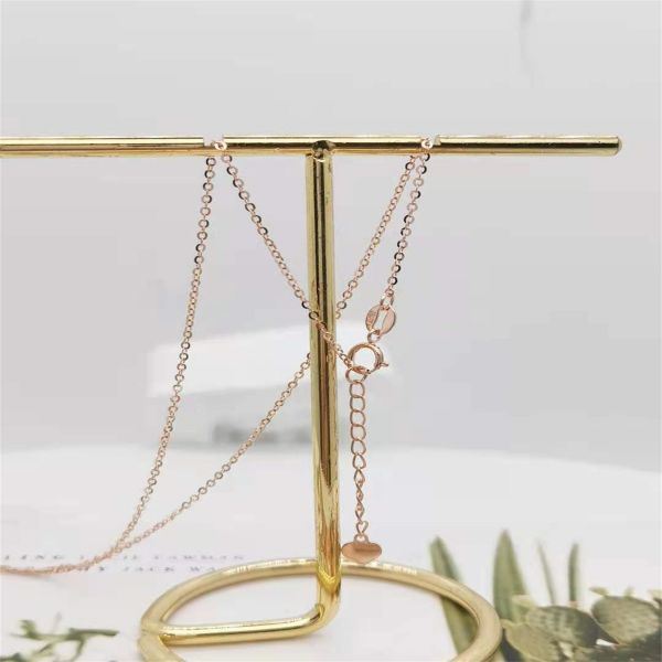 Un cautivador collar de oro amarillo de 18 quilates