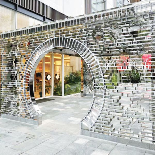 設計されたガラスレンガシステム -- 玄関と隔壁のアプリケーション