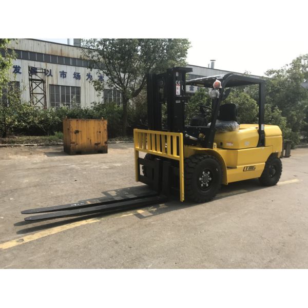 5000kg rated capacity diesel forklift truck with dual front tires