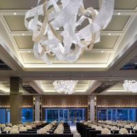 Projet personnalisé Lustreur de plafond en acier inoxydable Ruban Grand Club Hall Centre Décoration Lustreur Lumière d'ingénierie